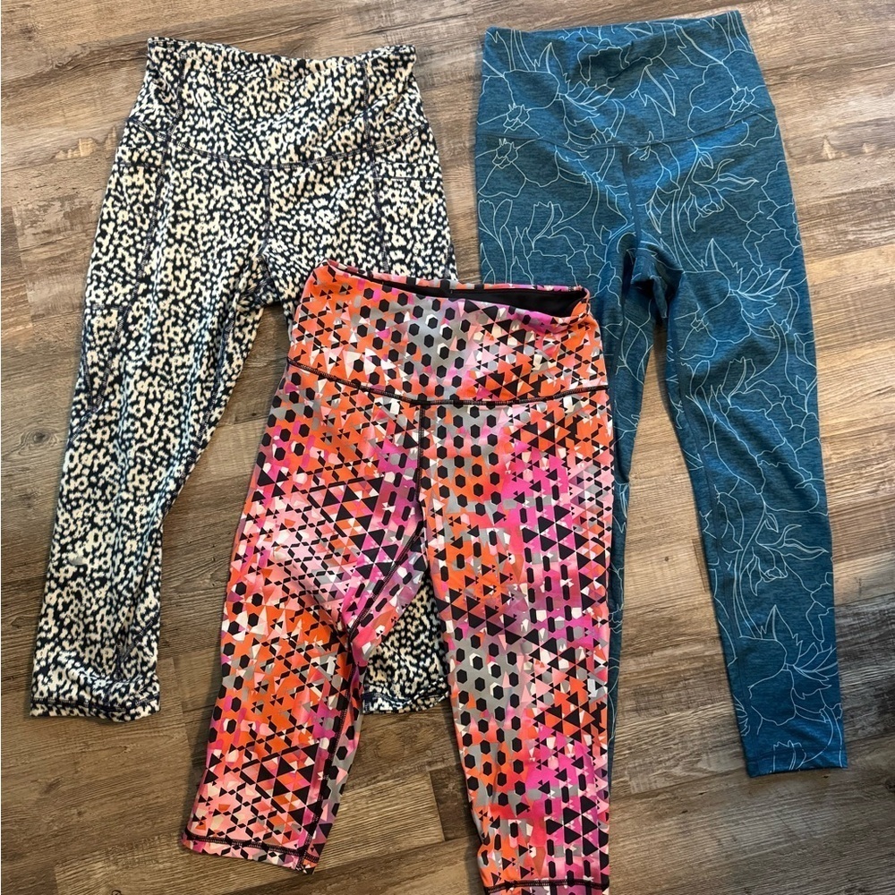 Free with purchase 3 pairs of leggings.